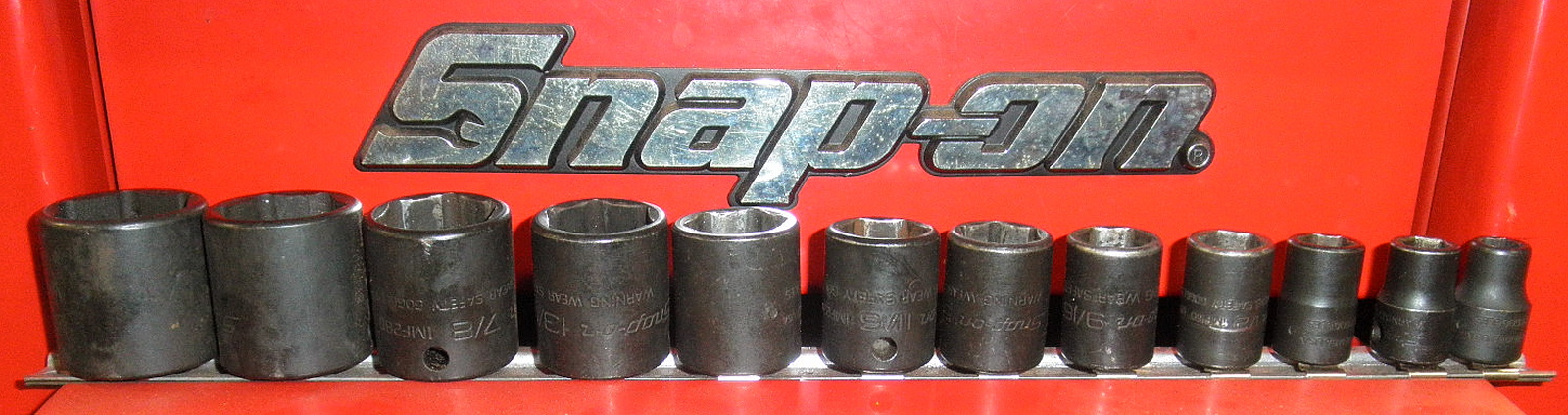 212IMFYA Snap-on 12pc 6 Pt SAE Flank Drive® Shallow Impact Socket Set 3/8" Drive 5120-01-677-7392 ***READ*** A little dirty, 3/4" socket shows wear. Includes 5/16" IMF100A, 3/8" IMF120A, 7/16" IMF140A, 1/2" IMF160, 9/16" IMF180, 5/8" IMF200, 11/16" IMF220, 3/4" IMF240, 13/16" IMF260, 7/8" IMF280, 15/16" IMF300 and 1" IMF320. Snap-on A267 Socket Rail included. C3D3E