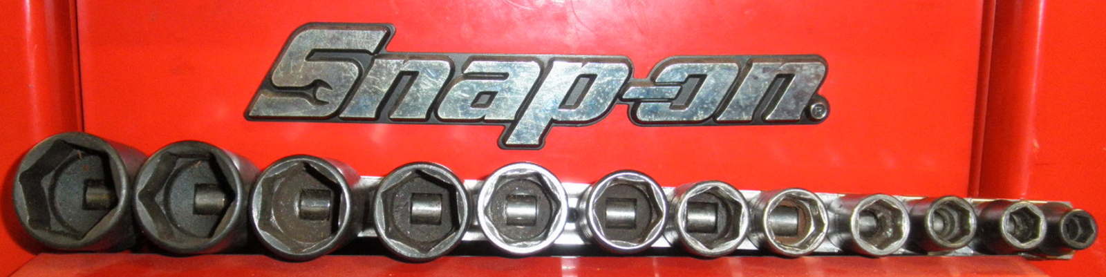 212IMFYA Snap-on 12pc 6 Pt SAE Flank Drive® Shallow Impact Socket Set 3/8" Drive 5120-01-677-7392 ***READ*** A little dirty, 3/4" socket shows wear. Includes 5/16" IMF100A, 3/8" IMF120A, 7/16" IMF140A, 1/2" IMF160, 9/16" IMF180, 5/8" IMF200, 11/16" IMF220, 3/4" IMF240, 13/16" IMF260, 7/8" IMF280, 15/16" IMF300 and 1" IMF320. Snap-on A267 Socket Rail included. C3D3E